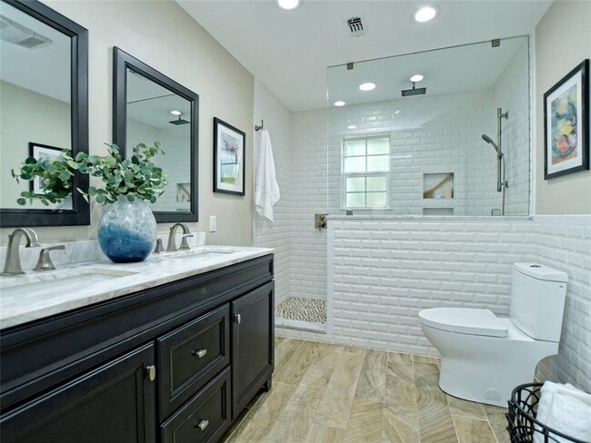 Building Photo - 4301 Balcones Woods Dr