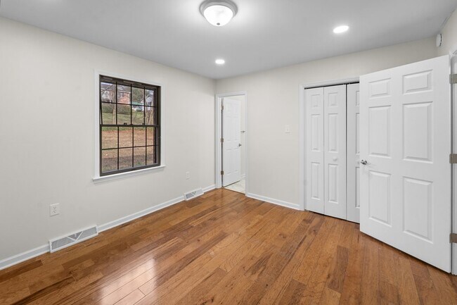 Building Photo - 983 Beverly Dr