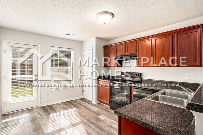 Building Photo - 600 Henni Cir