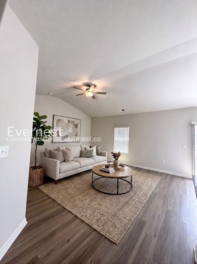 Building Photo - 2 Bed/2 Bath Home with Attached Garage / Pet-Friendly / Vouchers Accepted / Coming Soon!
