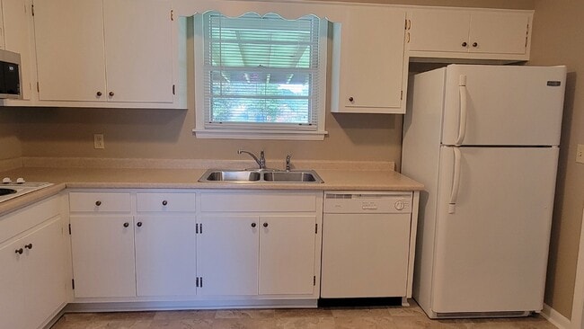 Building Photo - 6408 Robinhood Ln NW