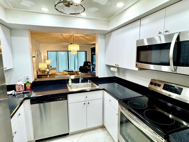 Building Photo - 5121 Oakhill Ln