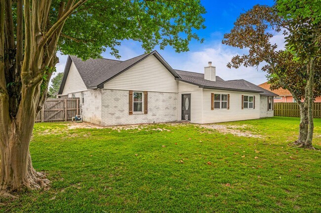 Building Photo - Stunning 4 bedroom with two bonus spaces, ...