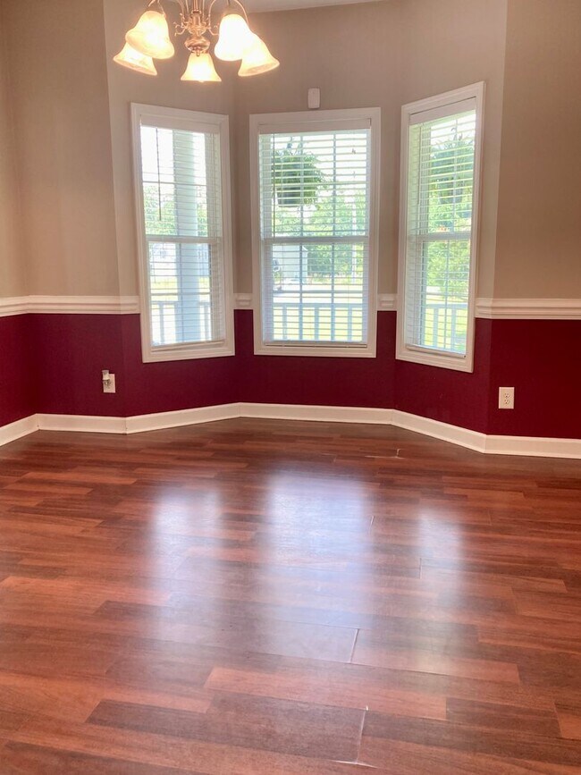 Building Photo - 5 Bedroom 3 Bath Hubert Home for Rent