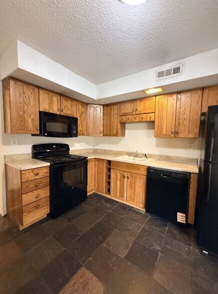 Building Photo - 504 Heritage Dr