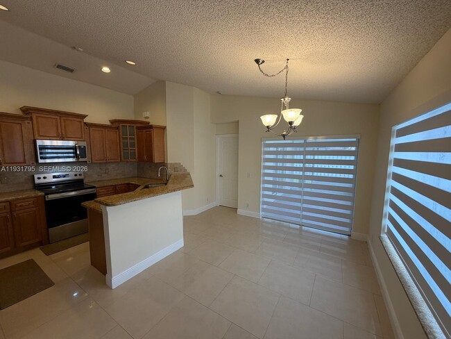 Building Photo - 1525 Estancia Cir