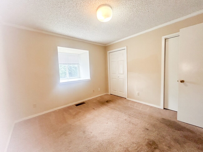 Building Photo - 16 Canterbury Ct