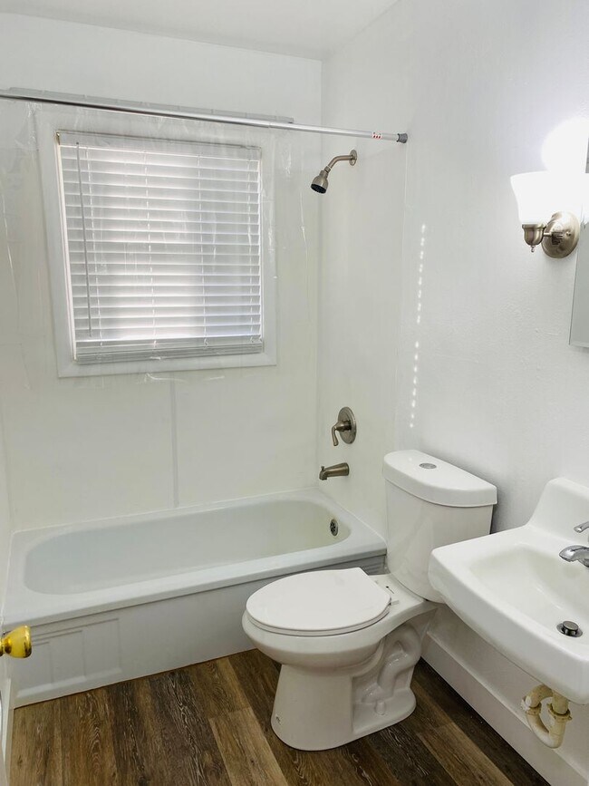 Building Photo - Super Cute Single Level Duplex Unit