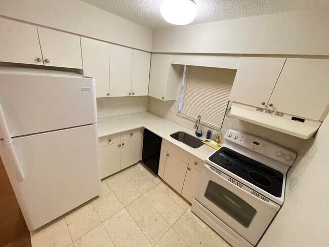 Building Photo - 301 W Ocean Ave