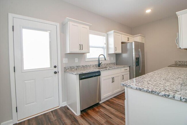 Building Photo - 1115-H2 Hillwood Drive