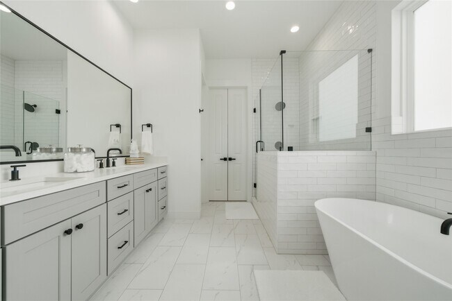 Building Photo - 1307 E 27th St