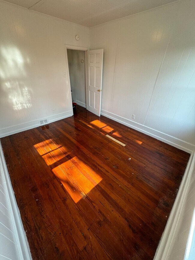 Building Photo - Coming soon! Cozy 2 bedroom house with par...
