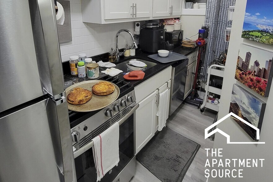 Building Photo - 648 W Roscoe St