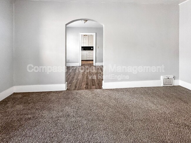 Building Photo - 707 Knapp St NE