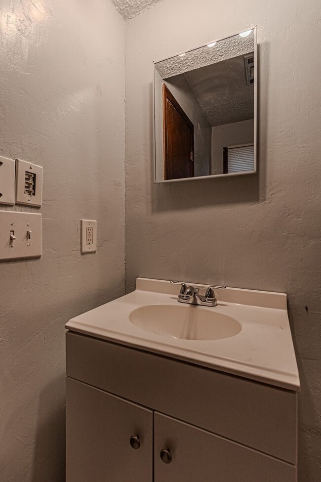 Building Photo - 3 Bed 2 Bath in OKC!