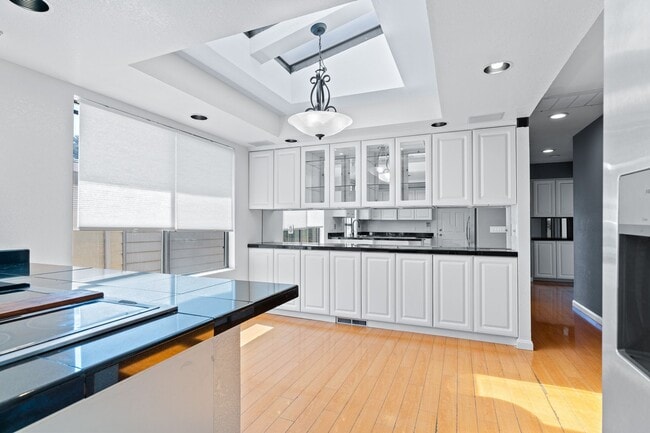Building Photo - Updated 3 Bedroom Duplex in Hayward with G...