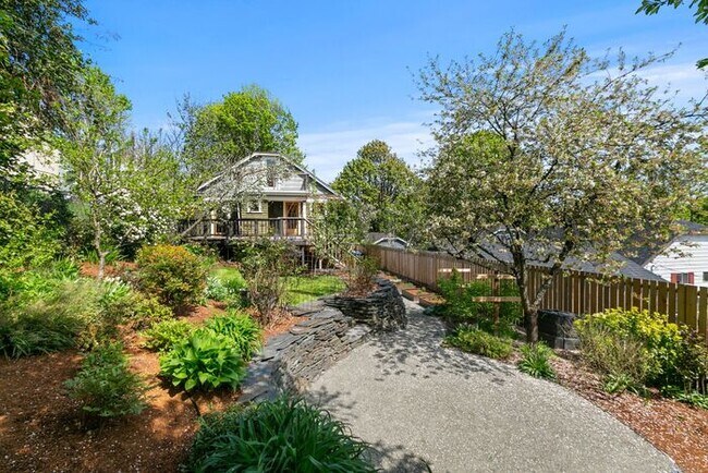 Building Photo - Charming AIR CONDITIONED Leschi Craftsman
