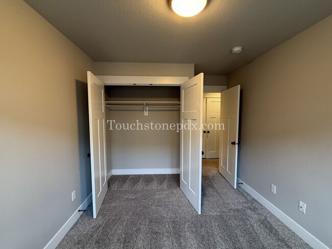 Building Photo - Charming 3 Bed, 2 Bath Townhome with Garage in Beautiful Sandy