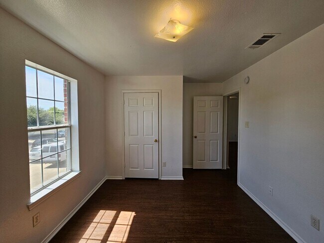 Building Photo - 3407 Toledo Dr