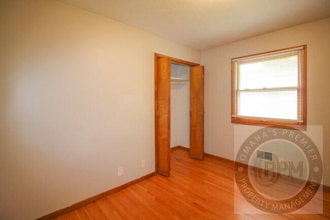 Building Photo - 3 Bedroom 1.5 Bathroom Home Located Minutes from Westroads Mall