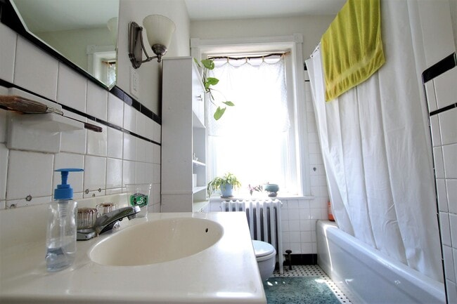 Building Photo - Spacious one bedroom unit, walking distance to Drexel