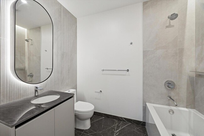 Building Photo - 610 Davis St