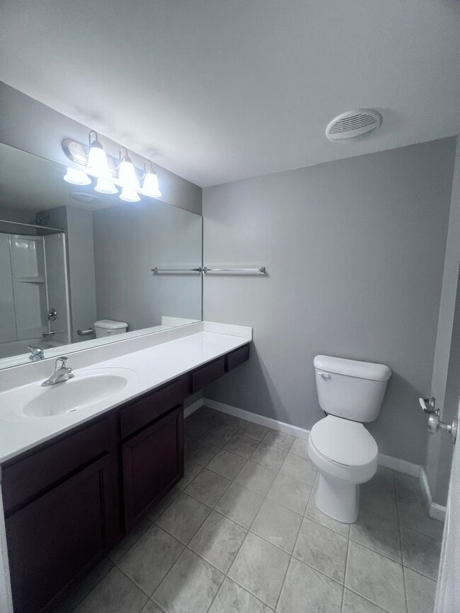 Building Photo - Updated 2-Bed/2-Bath Condo in Desirable Br...