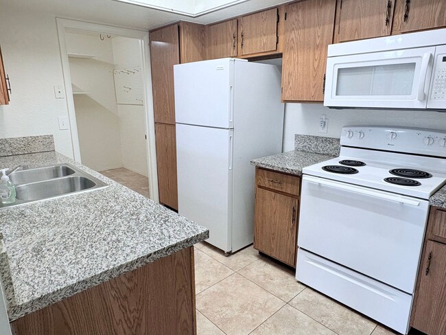 Building Photo - 3 bed/2 bath w/ large backyard