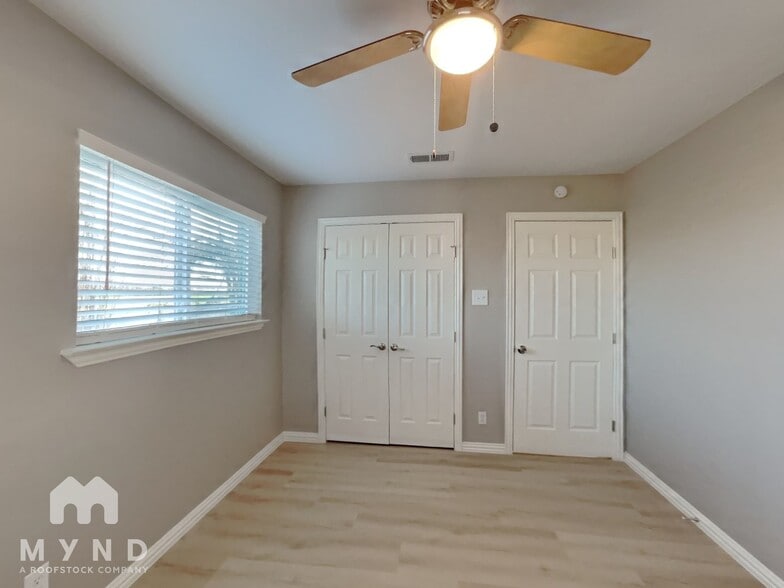 Building Photo - 204 E Ave C