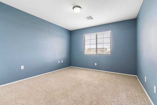 Building Photo - Immaculate 5 Bedroom, 3 bathroom home nest...