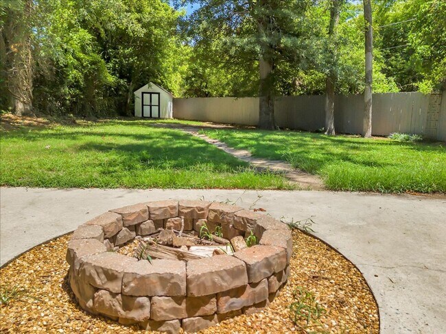 Building Photo - 3551 Overlook Ave