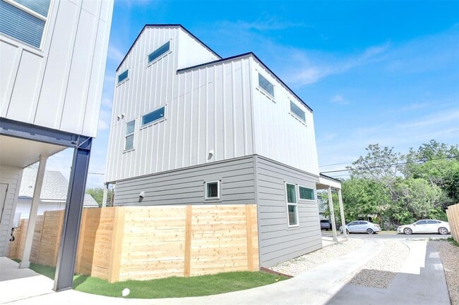 Building Photo - 7208 Providence Ave