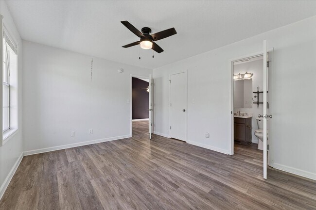 Building Photo - 727 Acorn Dr