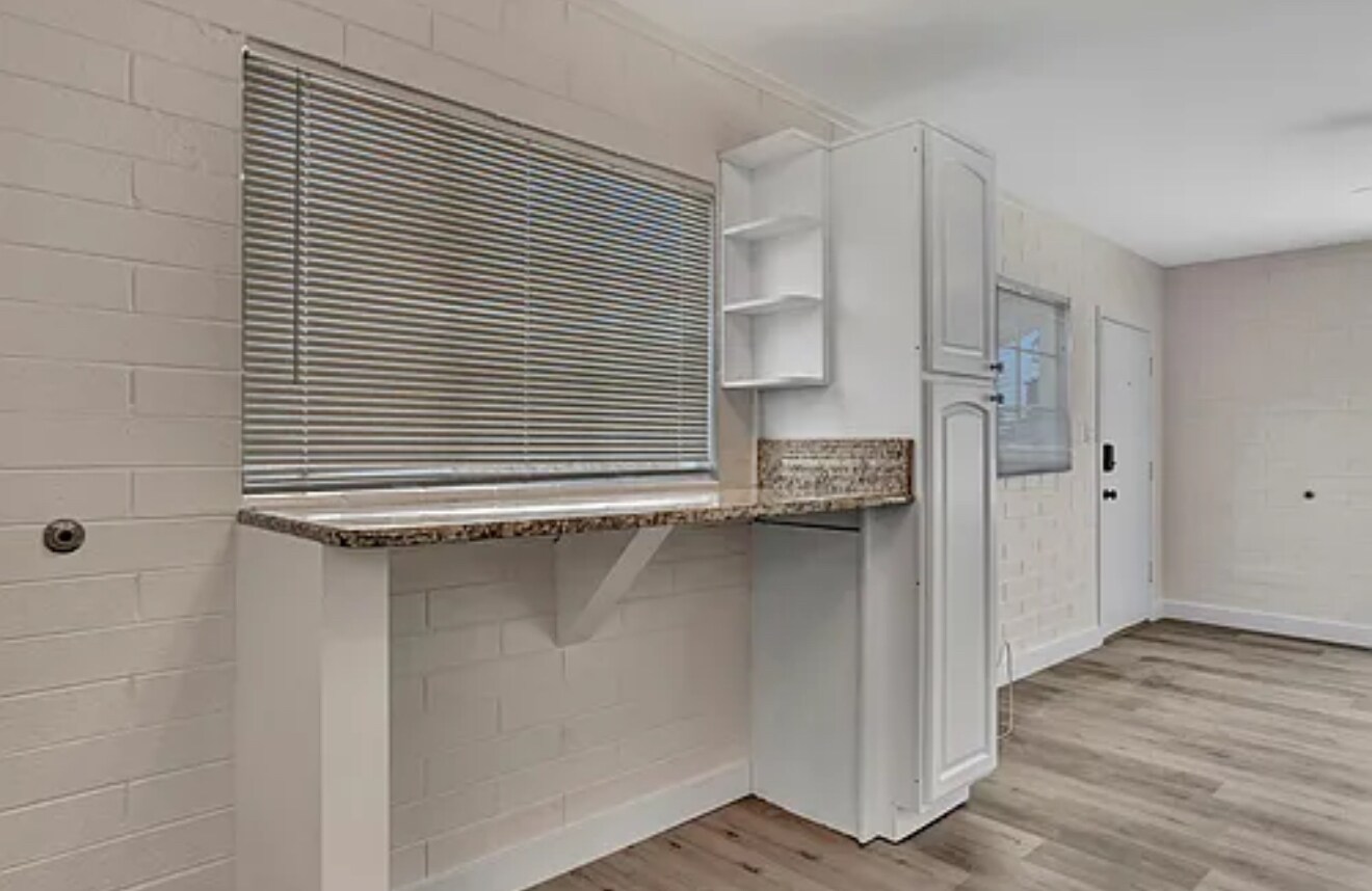 Building Photo - 2715 E Oak St