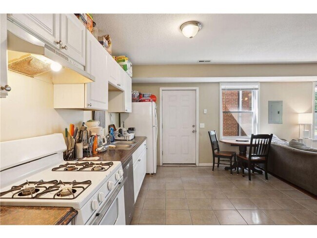 Building Photo - LOCATION LOCATION LOCATION! 5BD / 2BA Available 9/1/26!