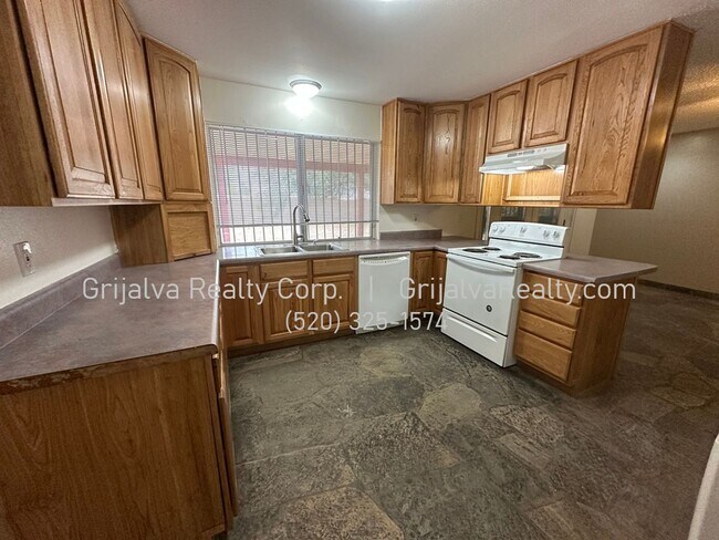Building Photo - Lovely 3 Bedroom, 2 Bath House for Rent in Northwest Tucson  (Magee/Thornydale)