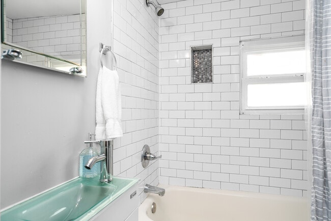 Building Photo - Hapeville - 724B