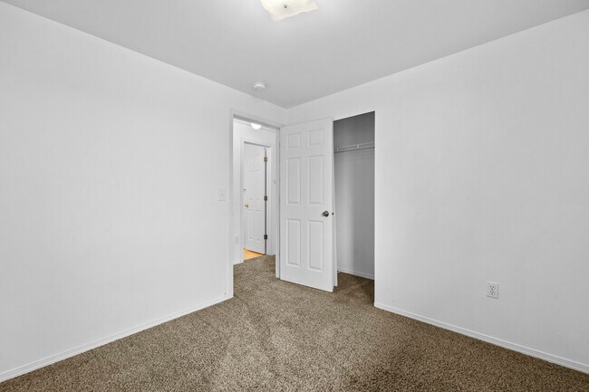 Building Photo - 905 E Ball Ct