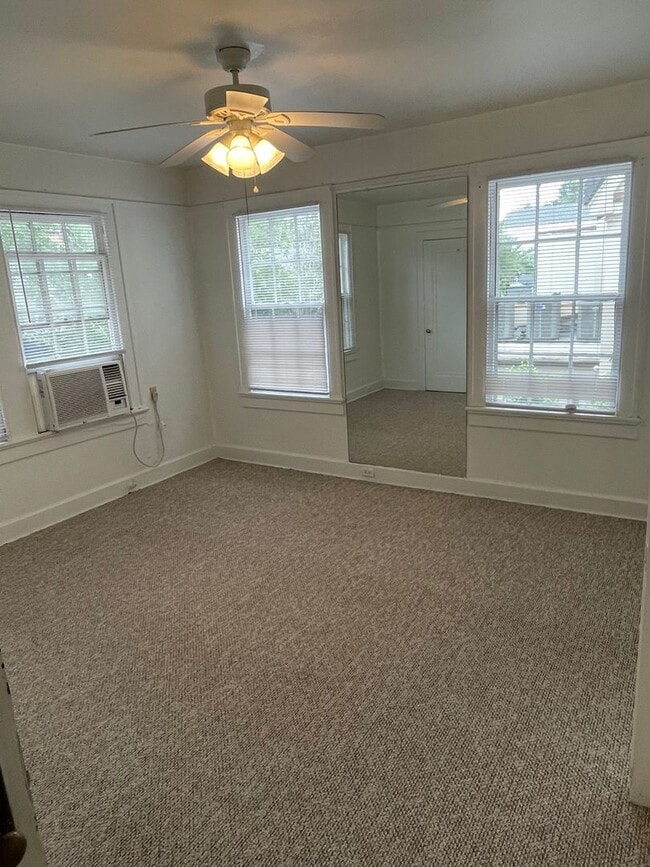 Building Photo - Live on Audubon Park! Top Floor Corner Unit!