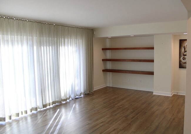 Primary Photo - 1856 Coolidge Rd