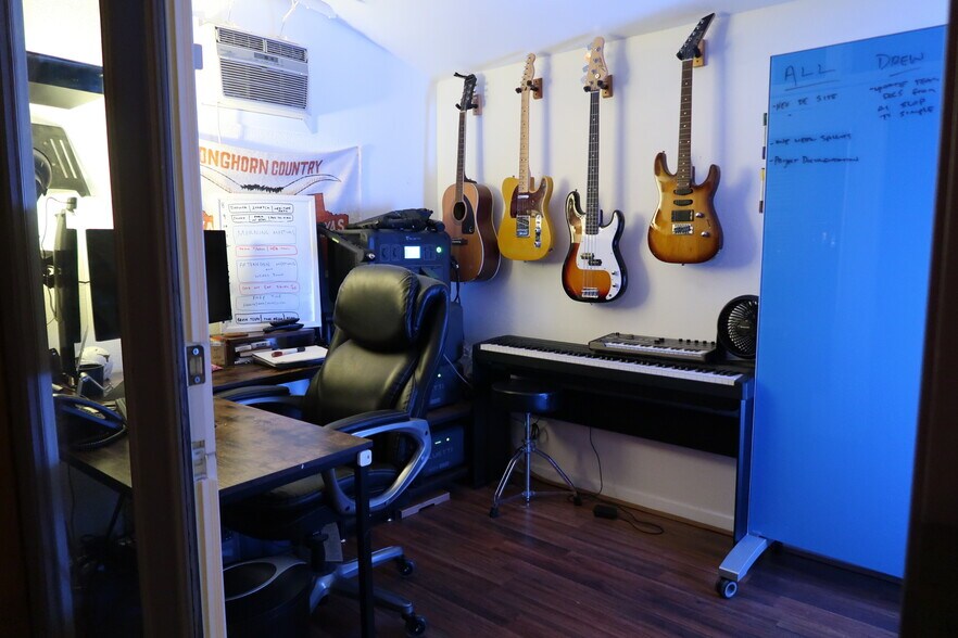 Building Photo - 11002 Lakeside Dr