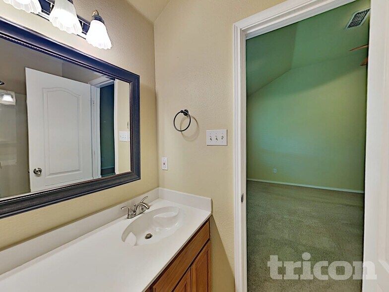 Building Photo - 532 Caravan Dr