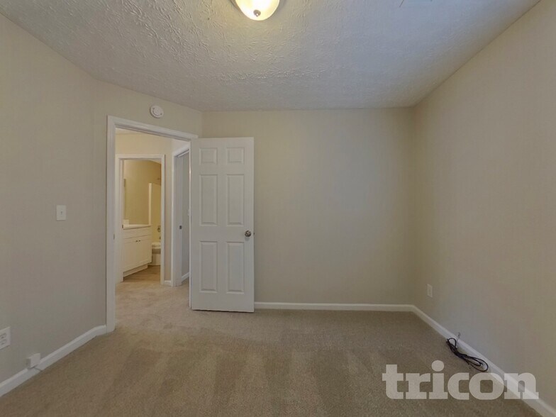 Building Photo - 6754 Clearstream Way