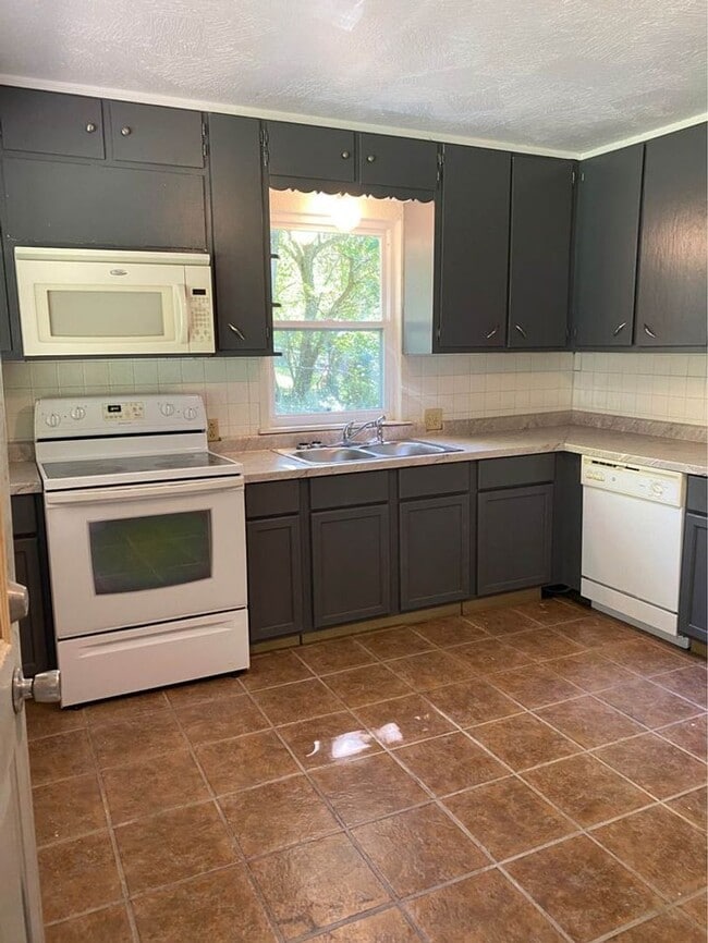 Building Photo - 2 bed/1 bath house for rent