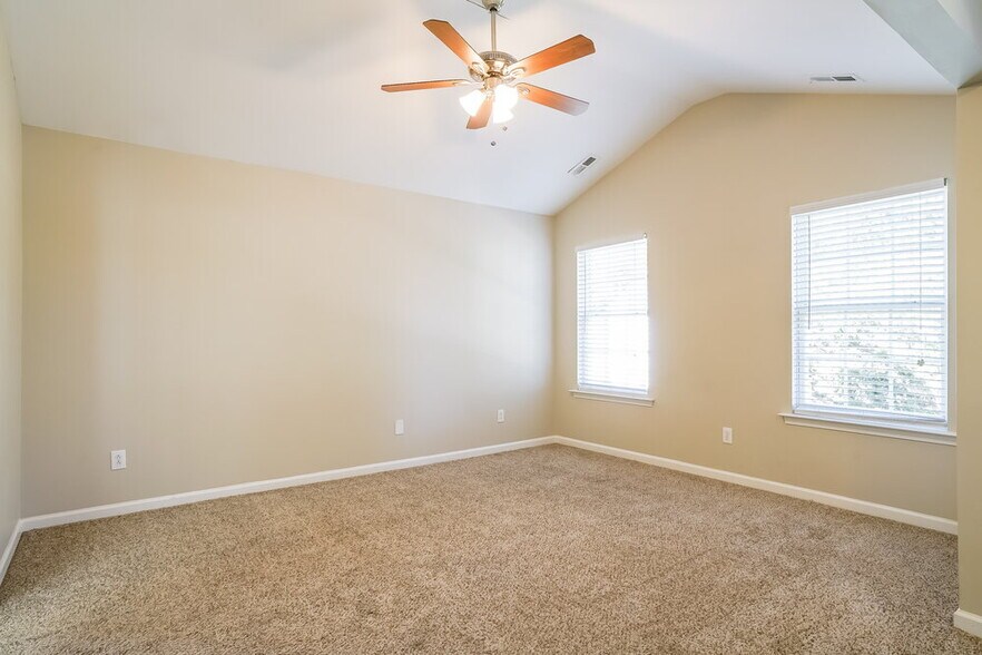 Building Photo - 5405 Kissimmee Ln