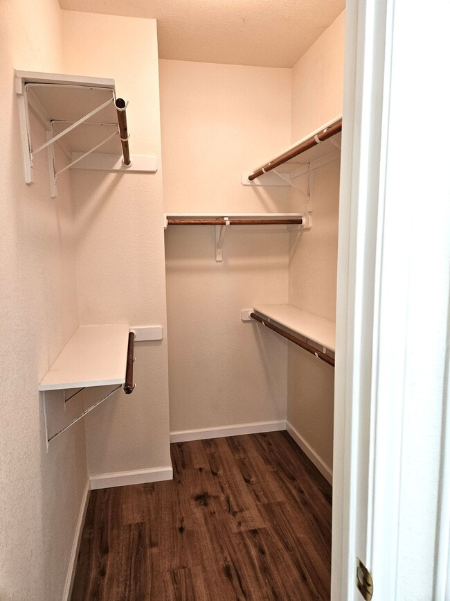 Building Photo - 1002 Woodview Dr