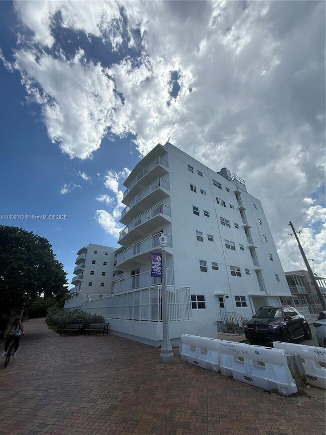 Building Photo - 901 S Surf Rd