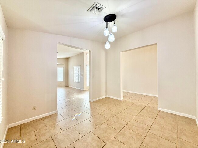 Building Photo - 2718 E Bighorn Ave