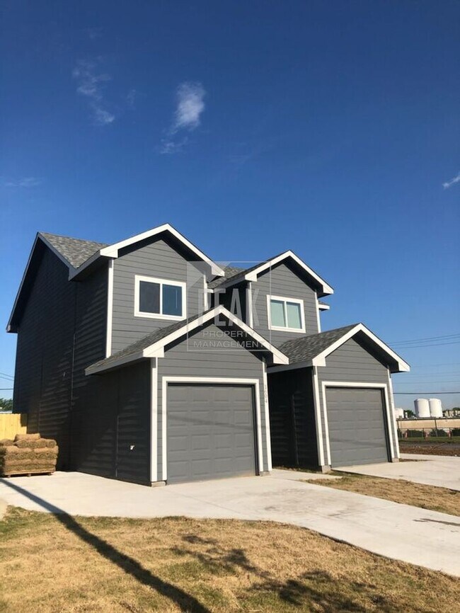 Building Photo - $1500! Stylish 2BR Townhome with 15 Minutes from Downtown Fort Worth Stockyards! Free application...