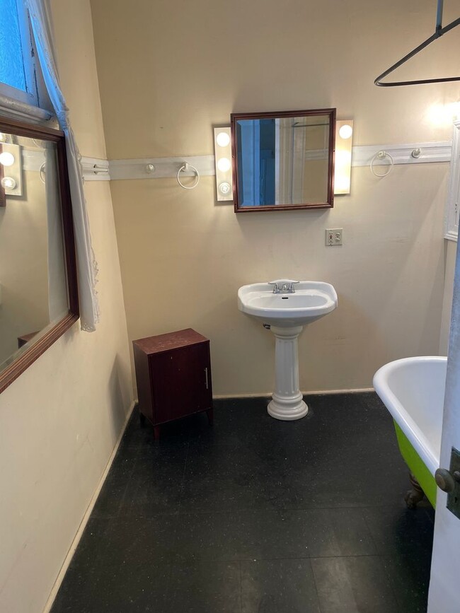 Building Photo - Spacious 2BD/1BA Uptown